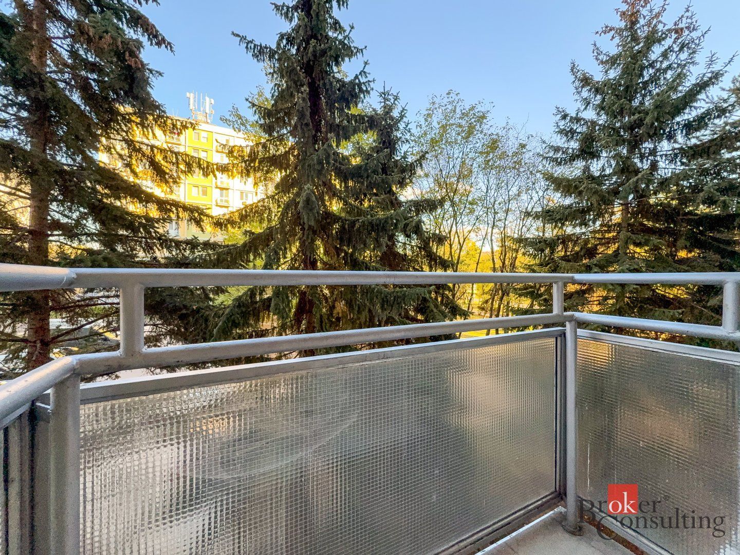 Svetlý zrekonštruovaný 2i byt s balkónom a lodžiou - Ružinov – foto 5
