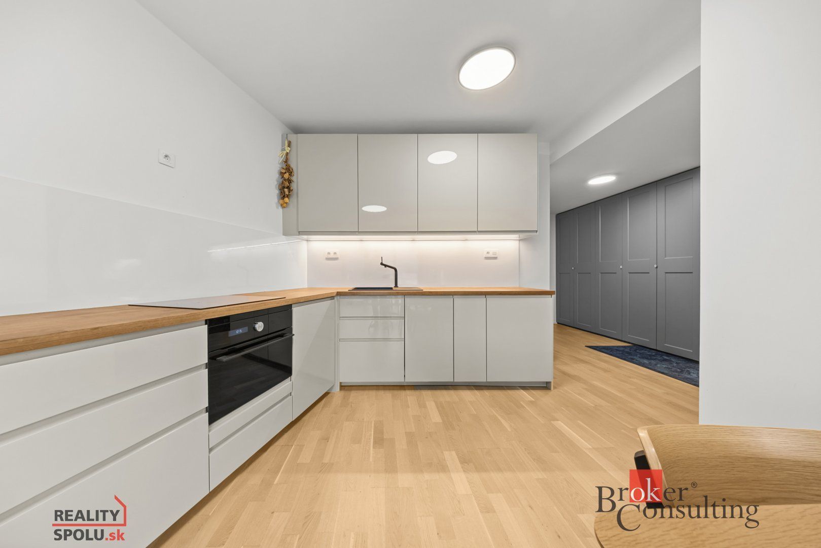 Štýlový 2‑izbový byt s lodžiou, Karpaty a MHD na dosah a vše – foto 5