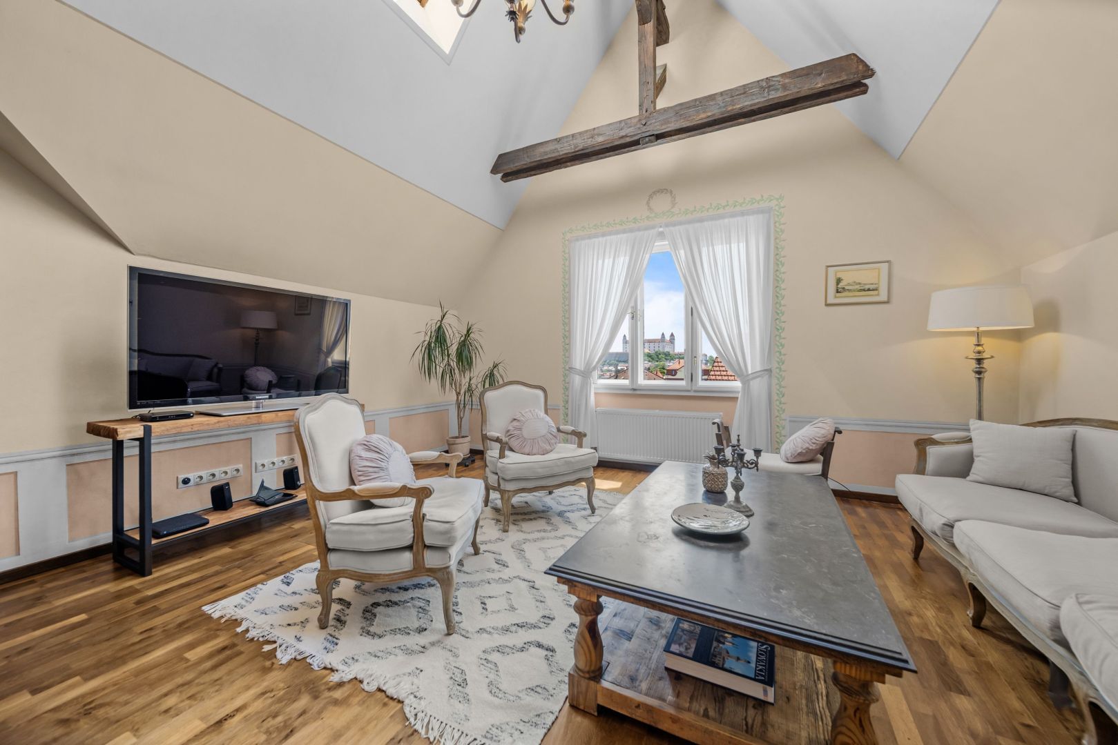 Výnimočný 4‑izbový byt pod Hradom | 174 m², záhrada, parkovanie – foto 4