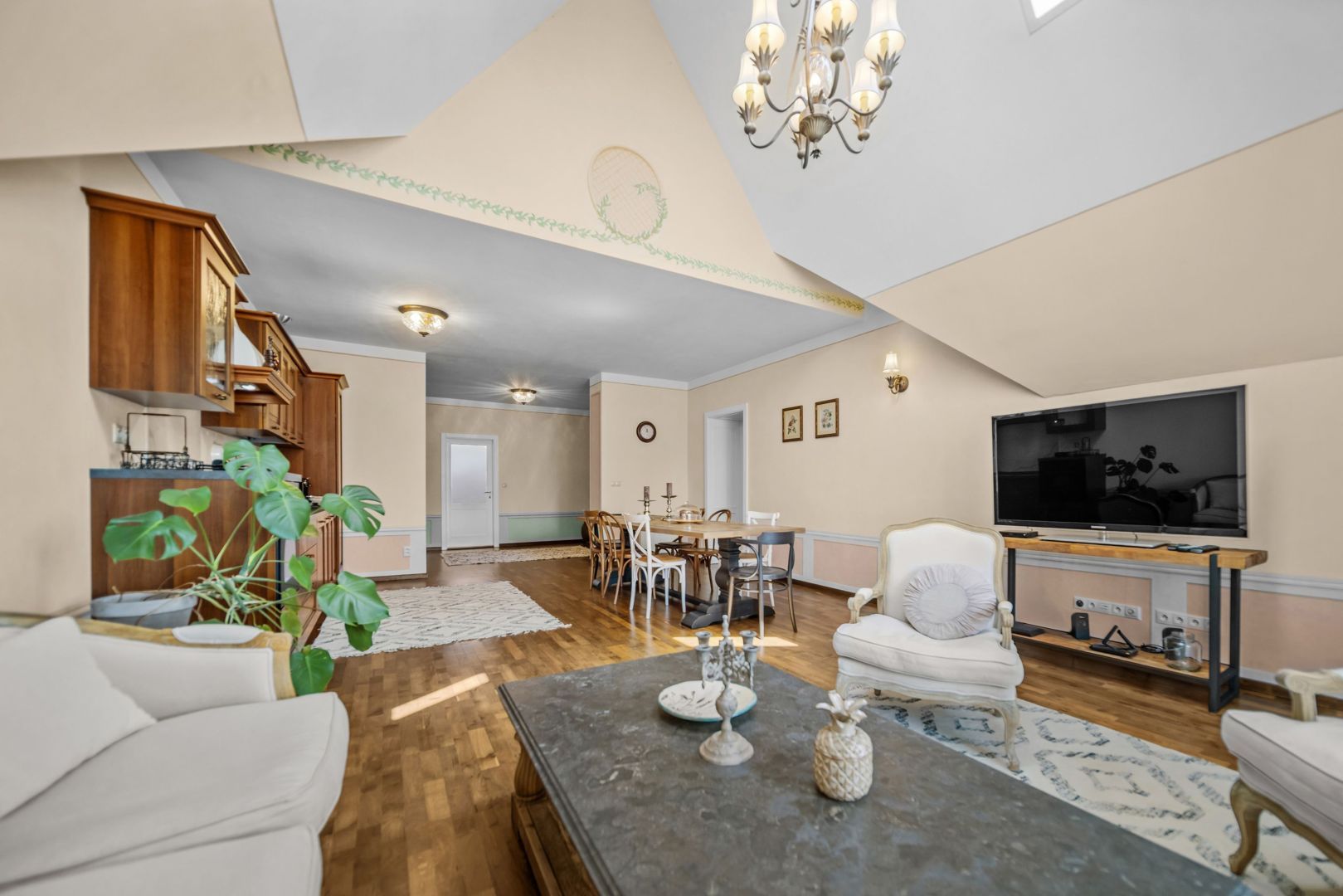 Výnimočný 4‑izbový byt pod Hradom | 174 m², záhrada, parkovanie – foto 10