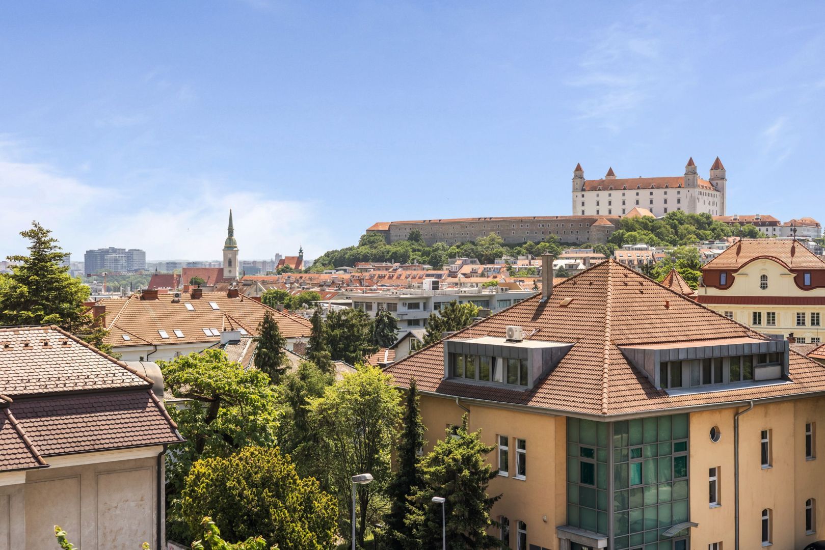 Výnimočný 4‑izbový byt pod Hradom | 174 m², záhrada, parkovanie – foto 6