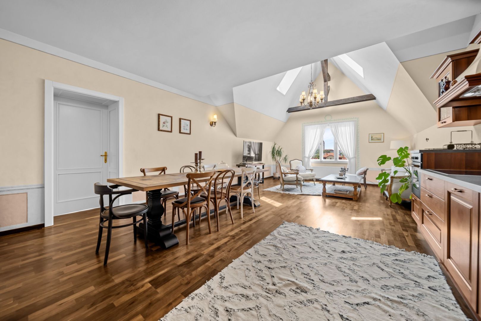 Výnimočný 4‑izbový byt pod Hradom | 174 m², záhrada, parkovanie – foto 5