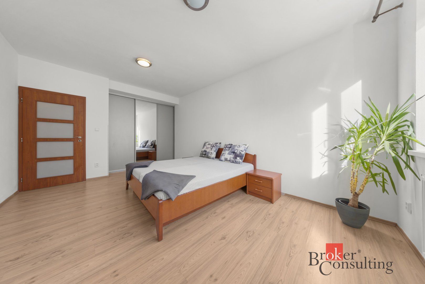 Zariadený 2‑izbový byt (71,41 m²) s parkovacím státím – BA – foto 3