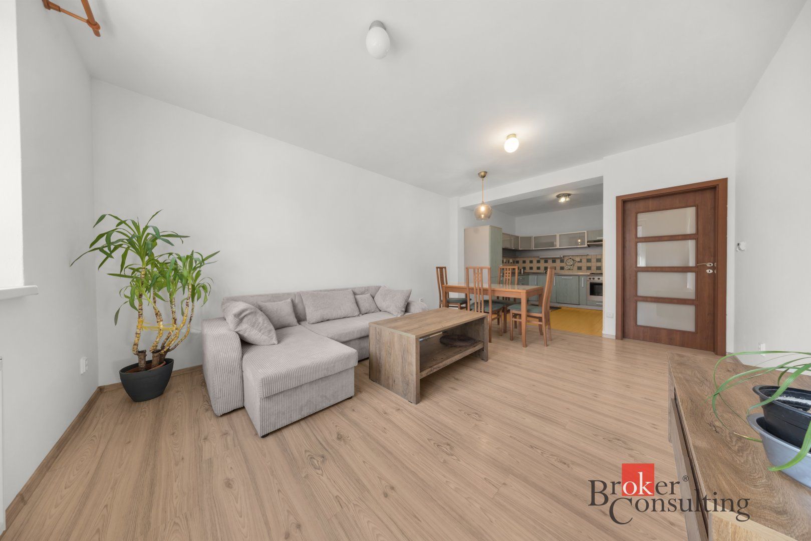 Zariadený 2‑izbový byt (71,41 m²) s parkovacím státím – BA