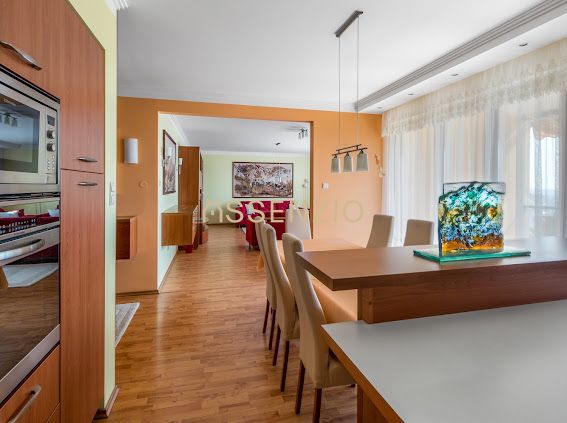 Výnimočne priestranný 7‑izbový mezonet s terasou a dvojgará – foto 6