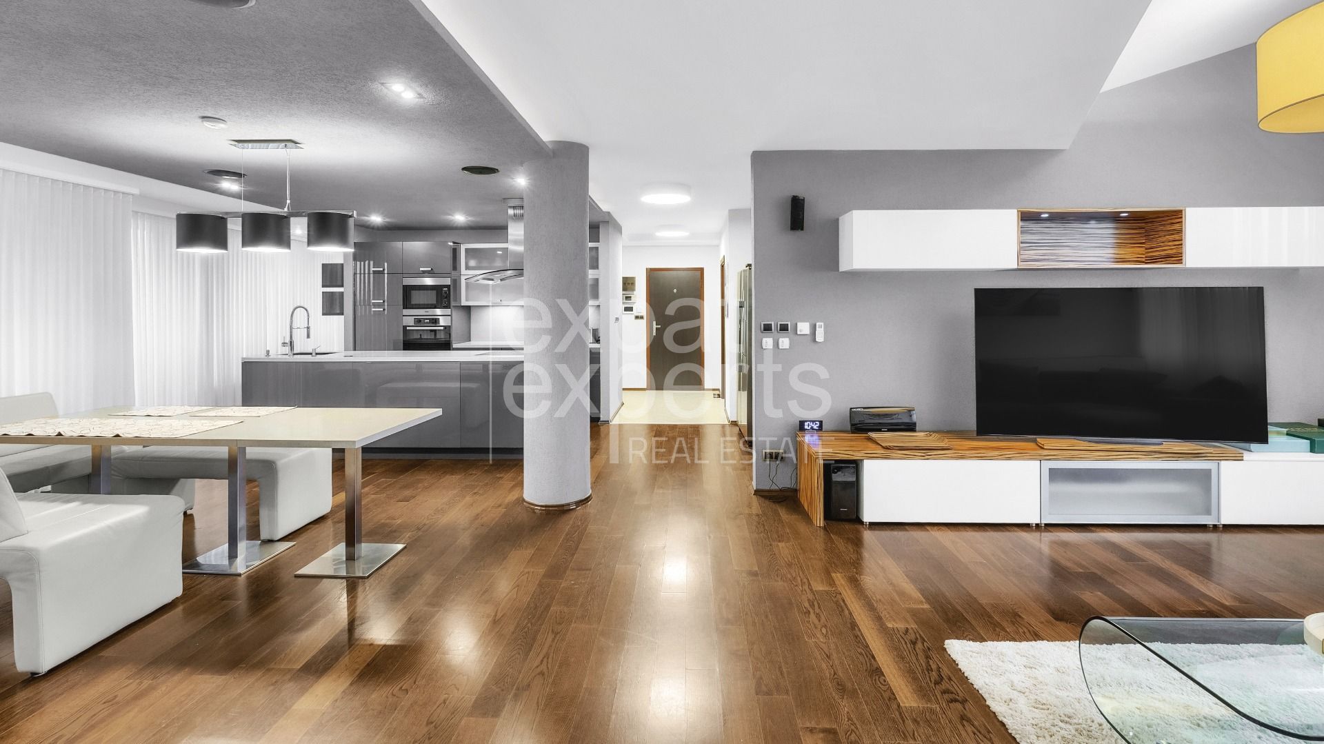 Jedinečný 6i byt 222 m2, s krbom, úžasnou terasou a 2x parkovaním – foto 2