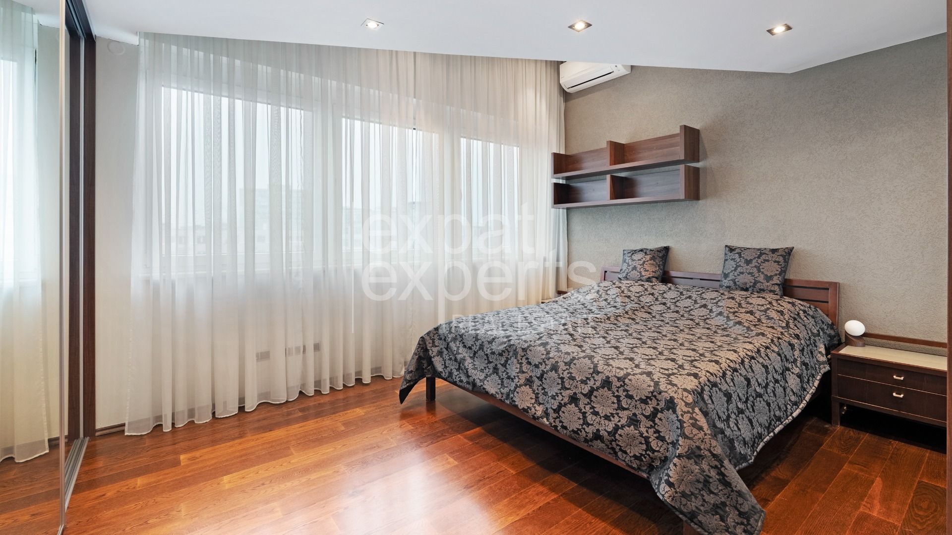 Jedinečný 6i byt 222 m2, s krbom, úžasnou terasou a 2x parkovaním – foto 8