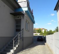 PRENAJATÉ - 2 izbový byt, Rastislavova, Košice - budova pohľad z boku.JPG