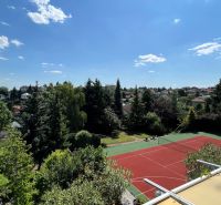 Unikátna 8-izb vila 990m2, súkromie, tenisový kurt, bazén, záhrada 33á - 7 vyhlad zo strednej terasy na kurt a pozemok.jpg