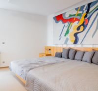 Unikátna 8-izb vila 990m2, súkromie, tenisový kurt, bazén, záhrada 33á - master bedroom on first floor.jpg