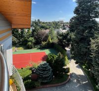 Unikátna 8-izb vila 990m2, súkromie, tenisový kurt, bazén, záhrada 33á - vyhlad z balkonika.jpg