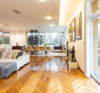 Unikátna 8-izb vila 990m2, súkromie, tenisový kurt, bazén, záhrada 33á - living hall.jpg