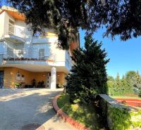 Unikátna 8-izb vila 990m2, súkromie, tenisový kurt, bazén, záhrada 33á - 8 prijazd k domu.jpg
