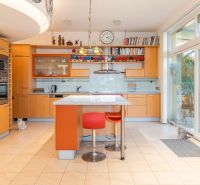 Unikátna 8-izb vila 990m2, súkromie, tenisový kurt, bazén, záhrada 33á - pl12 kitchen with entrance to winter garden.jpg