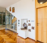 Unikátna 8-izb vila 990m2, súkromie, tenisový kurt, bazén, záhrada 33á - living hall (5).jpg