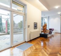 Unikátna 8-izb vila 990m2, súkromie, tenisový kurt, bazén, záhrada 33á - pl10 living hall (3).jpg