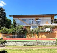 Unikátna 8-izb vila 990m2, súkromie, tenisový kurt, bazén, záhrada 33á - pohlad na dom s kurtom 2.jpg