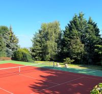 Unikátna 8-izb vila 990m2, súkromie, tenisový kurt, bazén, záhrada 33á - tenisovy kurt od cesty.jpg