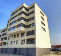 NA Predaj 4 izbový byt v projekte VINICE Pezinok 150m2 - Vinice budova zo zadu.jpeg