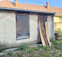 Pozemok s dvomi prístupmi a starším domom v Reci - IMG_5826.jpeg