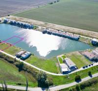 Predaj výnimočného pozemku na brehu súkromného jazera s plážou - Boldog Pozemky - bývanie predaj reality Senec