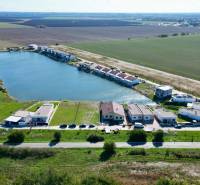 Predaj výnimočného pozemku na brehu súkromného jazera s plážou - Boldog Pozemky - bývanie predaj reality Senec