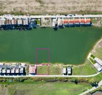 Predaj výnimočného pozemku na brehu súkromného jazera s plážou - Boldog Pozemky - bývanie predaj reality Senec