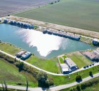 Predaj výnimočného pozemku na brehu súkromného jazera s plážou - Boldog Pozemky - bývanie predaj reality Senec