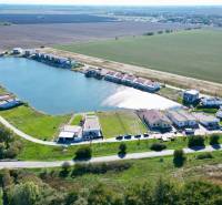 Predaj výnimočného pozemku na brehu súkromného jazera s plážou - Boldog Pozemky - bývanie predaj reality Senec