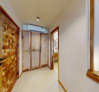 APARTMÁN NA PREDAJ V PAJE, ZANZIBAR - Na ulici Paje nájdete garsónku s drevenými dverami a klimatizáciou, blízko kúpeľne.