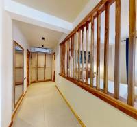 APARTMÁN NA PREDAJ V PAJE, ZANZIBAR - Chodba so vstavanými skriňami, drevenými prvkami a výhľadom do spálne na ulici Paje.