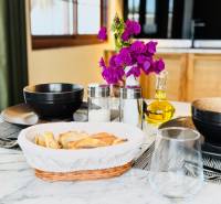 APARTMÁN NA PREDAJ V PAJE, ZANZIBAR - Garsónka na ulici, stôl s kvetmi, chlebíkom, riadom a olejom. Kúzlo jednoduchosti.