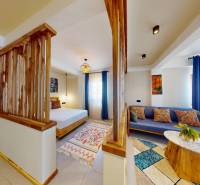 APARTMÁN NA PREDAJ V PAJE, ZANZIBAR - Garsónka na ulici Paje s drevenými prvkami a farebnými dekoráciami, obsahuje útulný kútik.