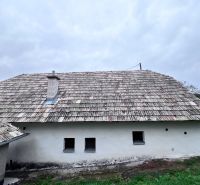 PREDAJ VINOHRADNÍCKEJ STAVBY S HISTORICKOU VÍNNOU PIVNICOU- SEBECHLEBY - Vidiecky dom s drevenou strechou, komínom, na ulici Mladá Hora a zvláštne nehnuteľnosti.