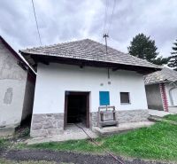 PREDAJ VINOHRADNÍCKEJ STAVBY S HISTORICKOU VÍNNOU PIVNICOU- SEBECHLEBY - Dedinský dom na ulici Mladá Hora, obklopený zvláštne nehnuteľnosti. Tradičná architektúra.