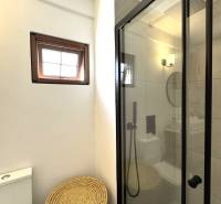 APARTMÁN NA PREDAJ V PAJE, ZANZIBAR - Kúpeľňa a 1-izbový byt: sprchový kút, malé okno, pletený kôš, jednoduchý dizajn.