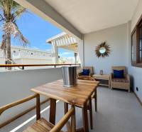 APARTMÁN NA PREDAJ V PAJE, ZANZIBAR - Balkón s ratanovým nábytkom a stolom, výhľad. Vhodné pre a 1-izbový byt na relax.