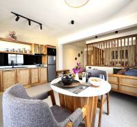 APARTMÁN NA PREDAJ V PAJE, ZANZIBAR - Studio-apartment-dinning-table.JPG