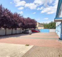 Prenájom - skladové priestory/kancelária, Vlčie hrdlo, Bratislava - Vonkajšie parkovisko pri budove, s rozložením stromov a Kancelárie v pozadí.