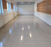 Prenájom - skladové priestory/kancelária, Vlčie hrdlo, Bratislava - Priestranná miestnosť s oknami a drevenou výzdobou na stenách, vhodná pre kancelárie.