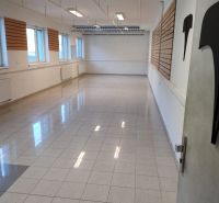 Prenájom - skladové priestory/kancelária, Vlčie hrdlo, Bratislava - Priestranný kancelársky priestor s dlažbou a oknami, ideálny pre kancelárie a pracovisko.