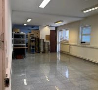 Prenájom - skladové priestory/kancelária, Vlčie hrdlo, Bratislava - Priestranná kancelária s lesklou podlahou, policami a osvetlením, vhodná pre kancelárske priestory.