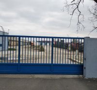 Spevnené plocha a lodné kontajnery v uzavretom areáli - Vajnory - Na ulici Pri starom letisku brána vedie do Pozemky - komerčné areálu.