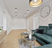 PREDANÉ! DIZAJNOVÝ 3-IZBOVÝ BYT, KOMPLETNÁ REK., PETRŽALKA - LÚKY - Elegantná obývacia izba s kvetinovými dekoráciami v 3-izbovom byte na ulici Smolenická.