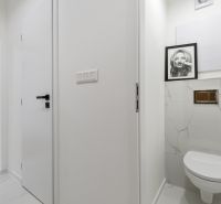 PREDANÉ! DIZAJNOVÝ 3-IZBOVÝ BYT, KOMPLETNÁ REK., PETRŽALKA - LÚKY - Minimalistická kúpeľňa, biela výzdoba, na stene obraz, 3-izbový byt na ulici Smolenická.