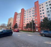 Kompletne zariadený 2-izbový byt (pôvodne 3-izb.) – Vodná ul. Komárno - Pekný bytový dom na ulici Vodná, vhodný pre 3-izbový byt, obklopený autami.