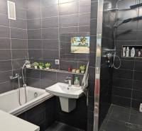 Predaj 3 izbový moderný byt v centre s balkónom - Moderne zariadená kúpeľňa so sprchou a vaňou v 3-izbovom byte, na ulici Okružná.