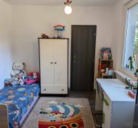 Predaj 3 izbový moderný byt v centre s balkónom - Detská izba s postieľkou, hračkami a písacím stolom, ideálne pre 3-izbový byt na ulici Okružná.