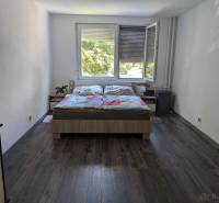 Predaj 3 izbový moderný byt v centre s balkónom - Svetlá izba s dvojposteľou pri okne, časť 3-izbového bytu na ulici Okružná.