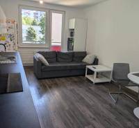 Predaj 3 izbový moderný byt v centre s balkónom - Obývacia izba na ulici Okružná s kuchynským kútom a podlahou v 3-izbovom byte.